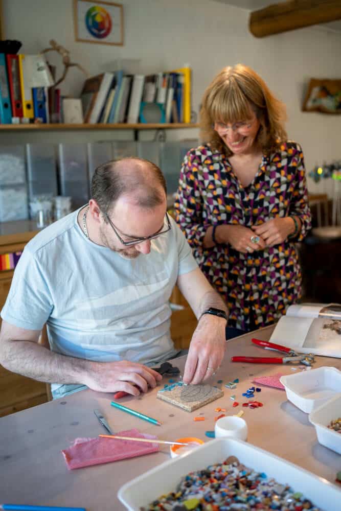 Atelier de mosaïque en famille