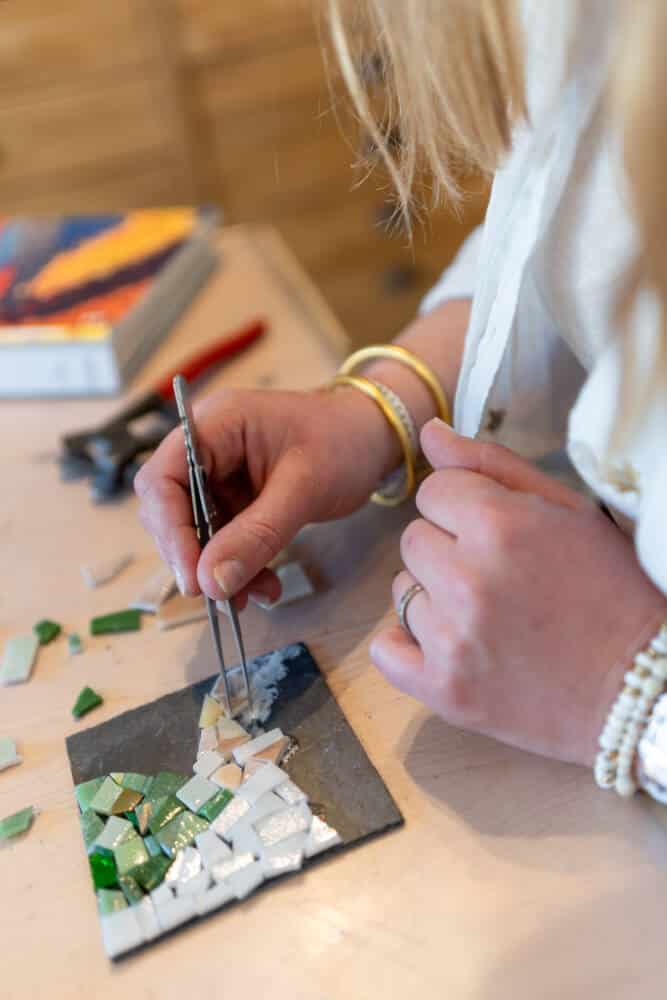 Atelier de mosaïque en famille