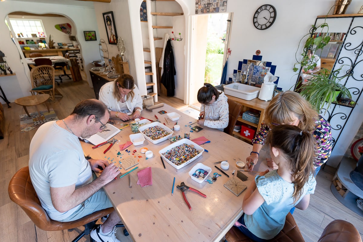 Atelier de mosaïque en famille