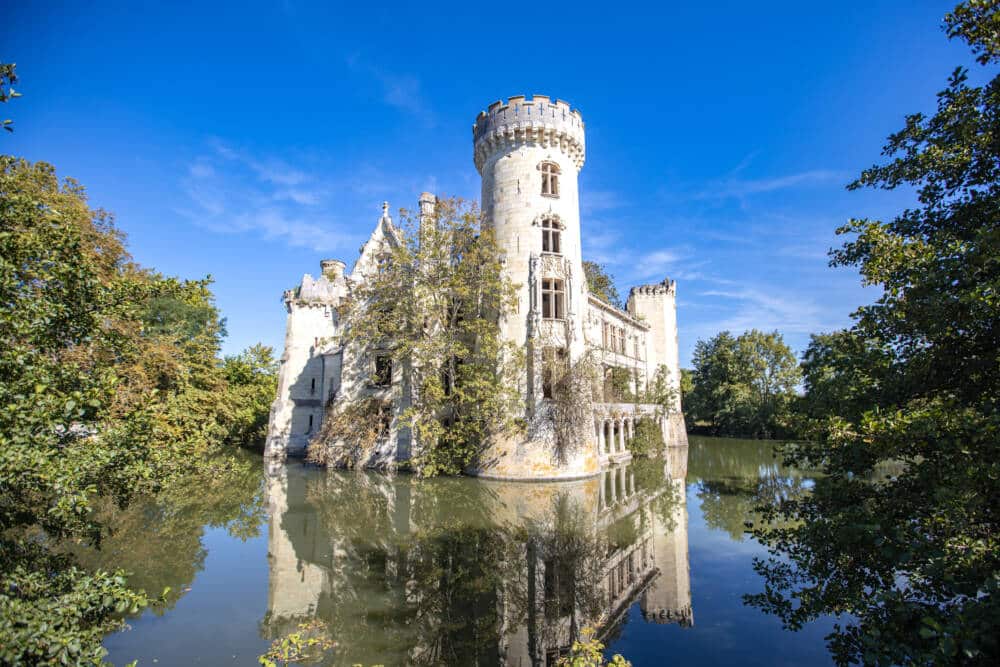 Chateau de la Mothe-Chandeniers où la nature reprend ses droits