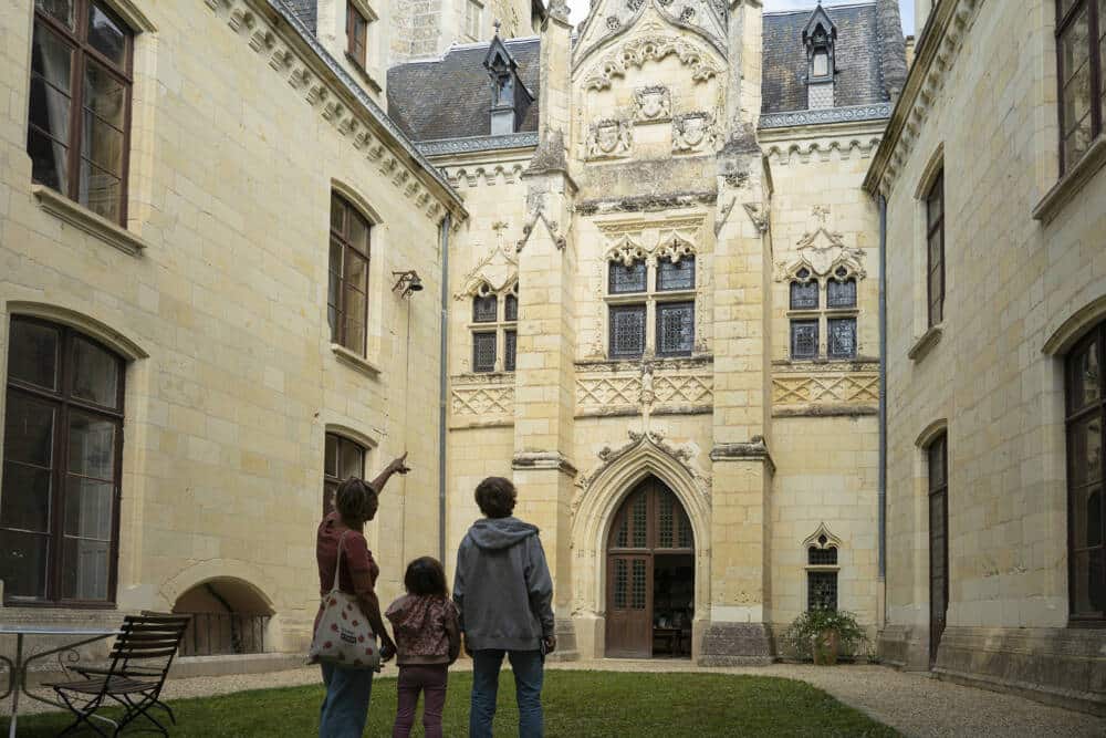 Qui est ce chevalier au Chateau de Ternay Agence Zebrelle Thomas JELINEK 3137 - Tourisme Vienne