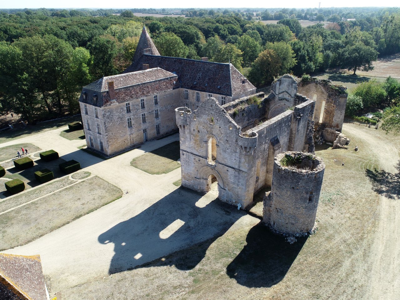 Abbaye Royale de la réau à Saint-Martin-L'Ars