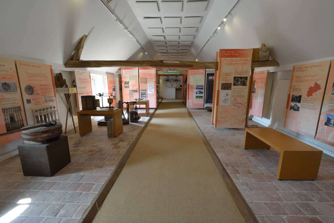 Salle d'exposition à l'Ecomusée du Montmorillonnais