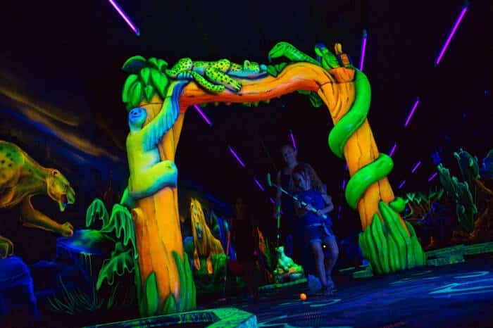 Goolfy Le Mini Golf Fluo a Game Parc Filmsetimages.fr 13100 - Tourismus Vienne