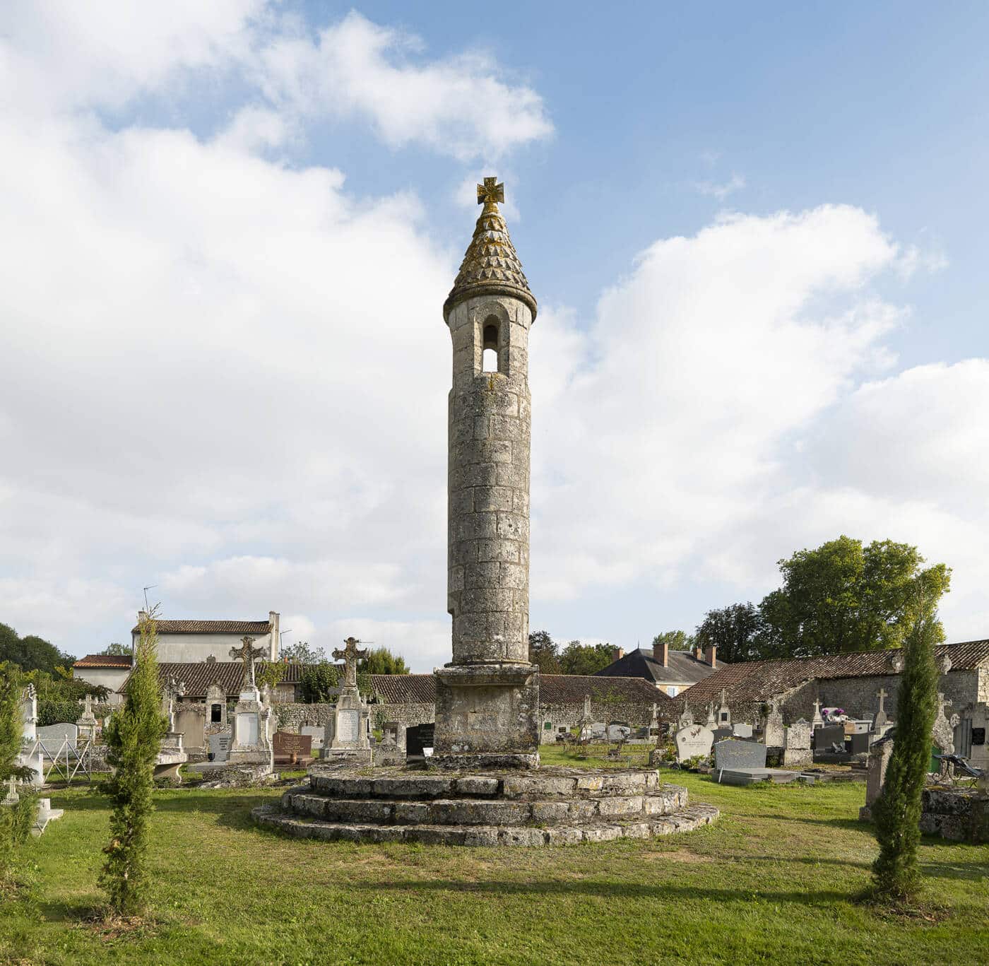 La Lanterne des Morts à Château-Larcher