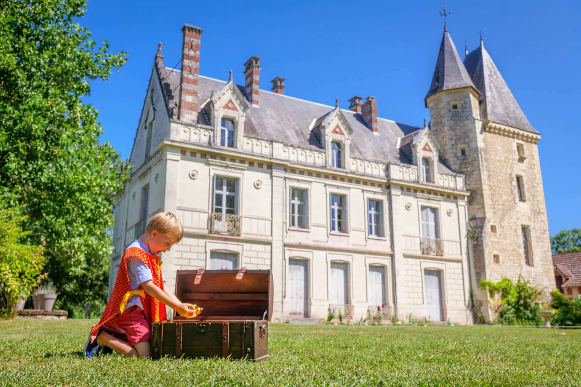 Enfant devant le Château de Mointhoiron