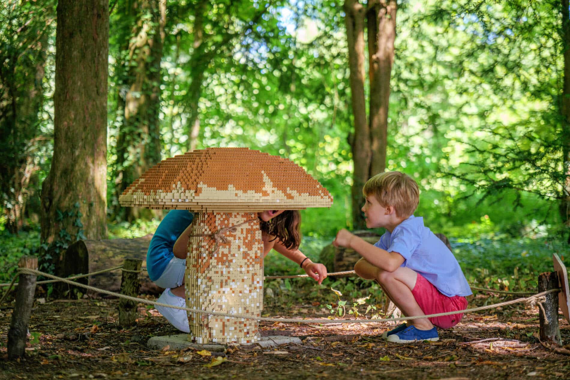 Enfants devant les animaux en lego au Château de Monthoiron