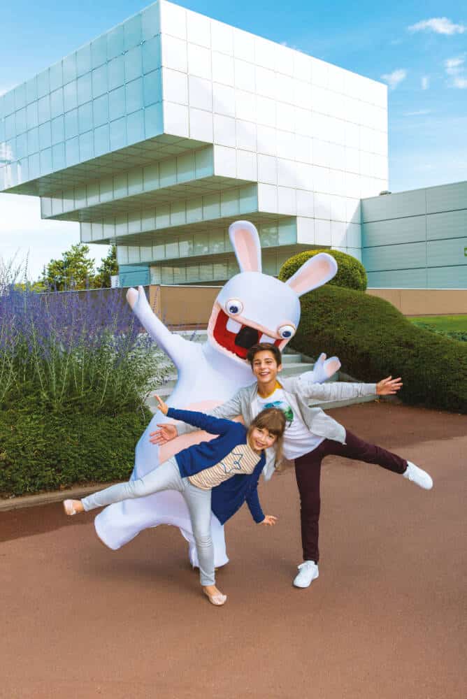 Enfants posant avec la mascotte Lapins Cétins.