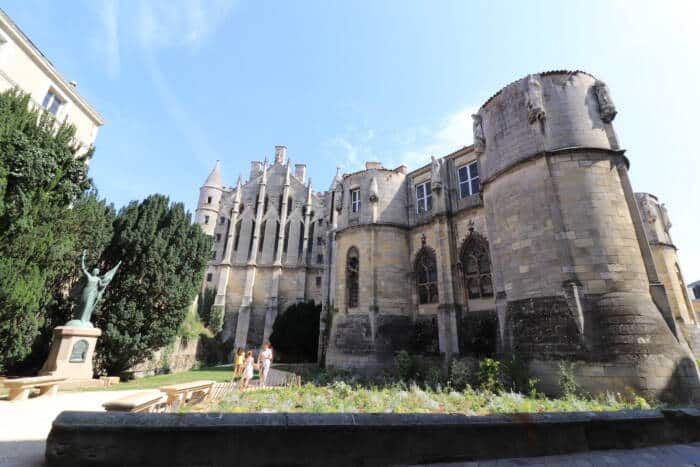 Palacio de los Condes de Poitou y de los Duques de Aquitania Claire COULARDEAU Agencia para la creatividad y el atractivo en Poitou 1413 - Turismo Vienne