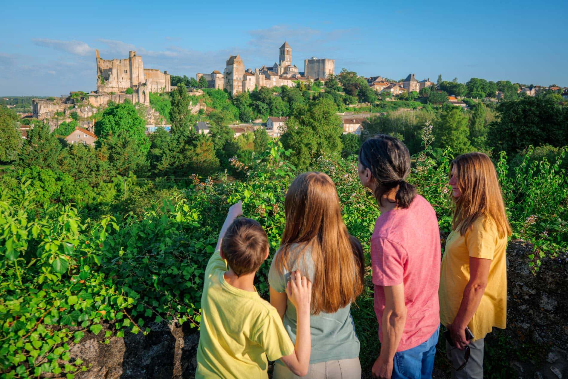 Familie mit Panoramablick auf die mittelalterliche Stadt Chauvigny