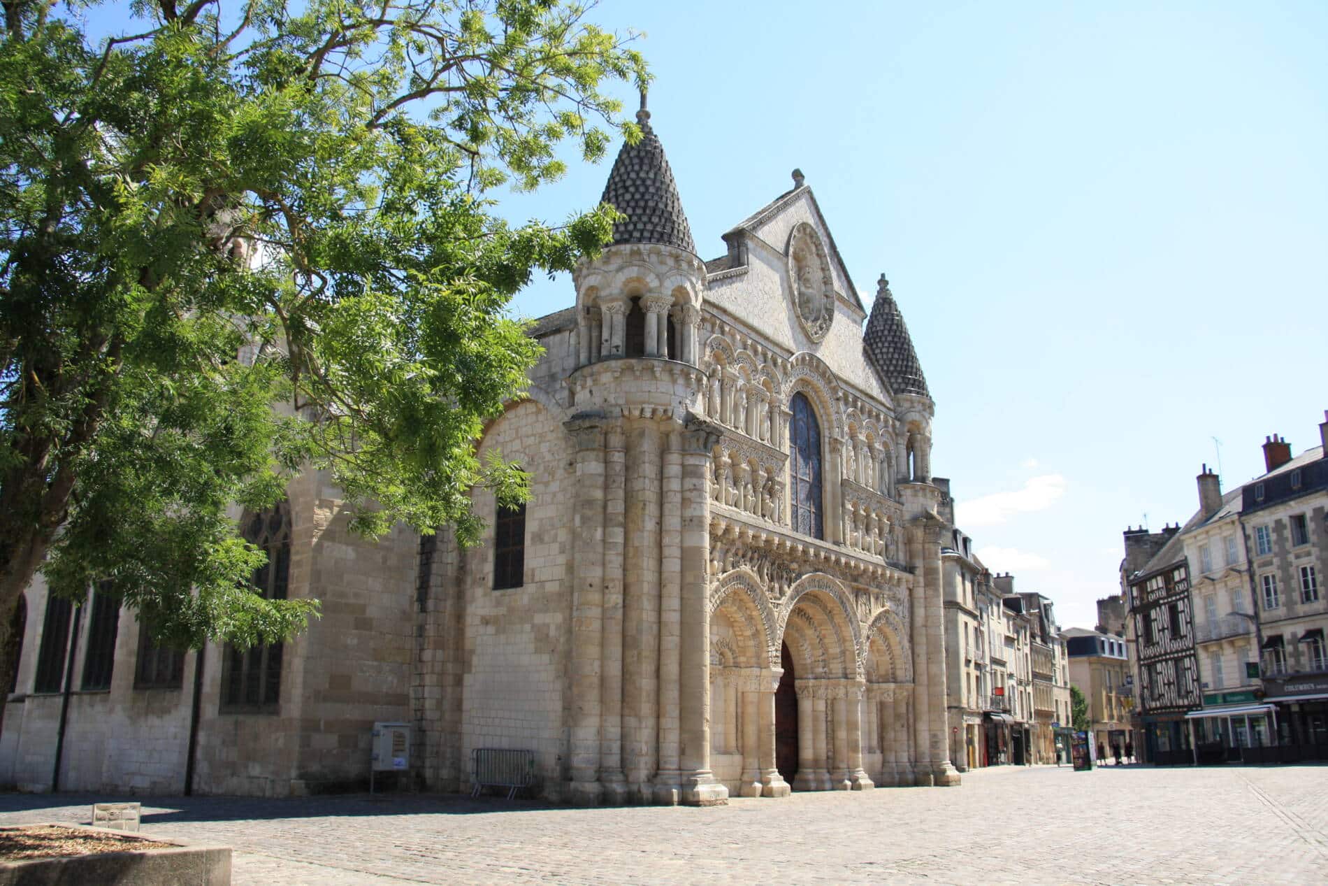 Notre Dame La Grande, Joyau de l'Art Roman à Poitiers