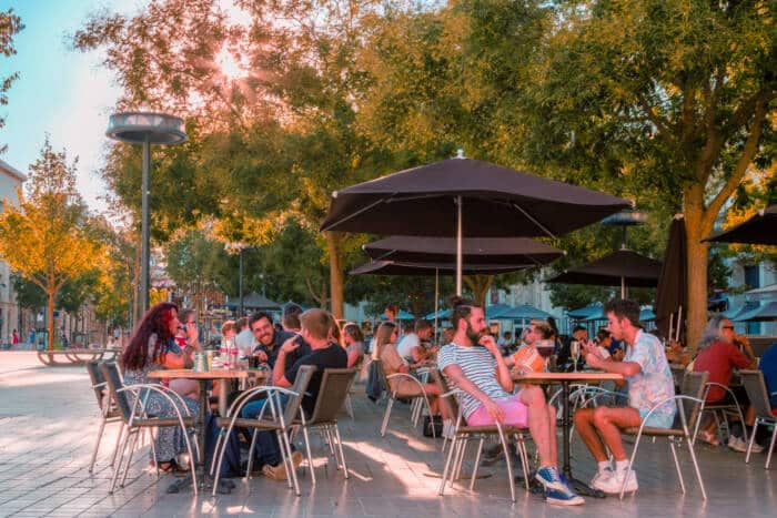 Tomar algo en la terraza de Poitiers