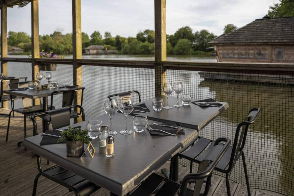 Terrasse avec vue sur le lac au village flottant de Pressac.