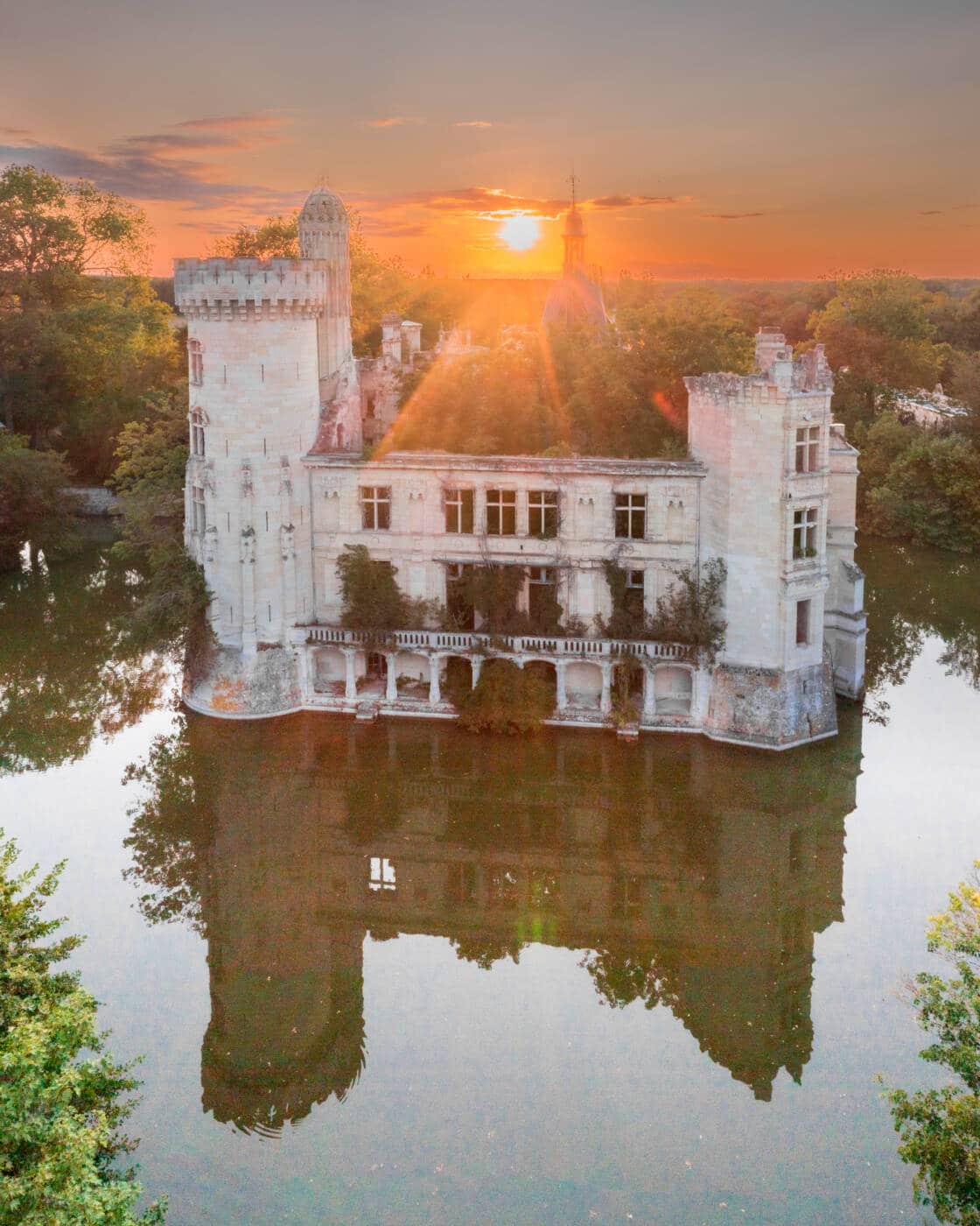 Coucher de soleil au Château de la Mothe-Chandeniers