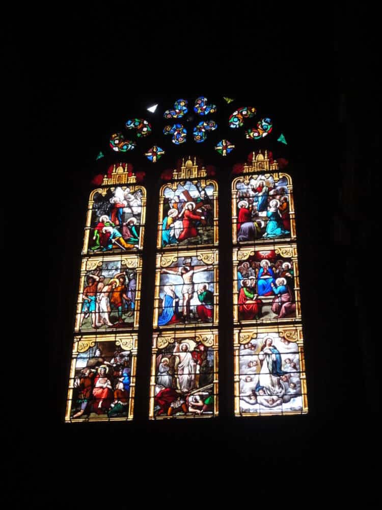 Vitrail dans l'église Notre-Dame-la-Grande à Poitiers