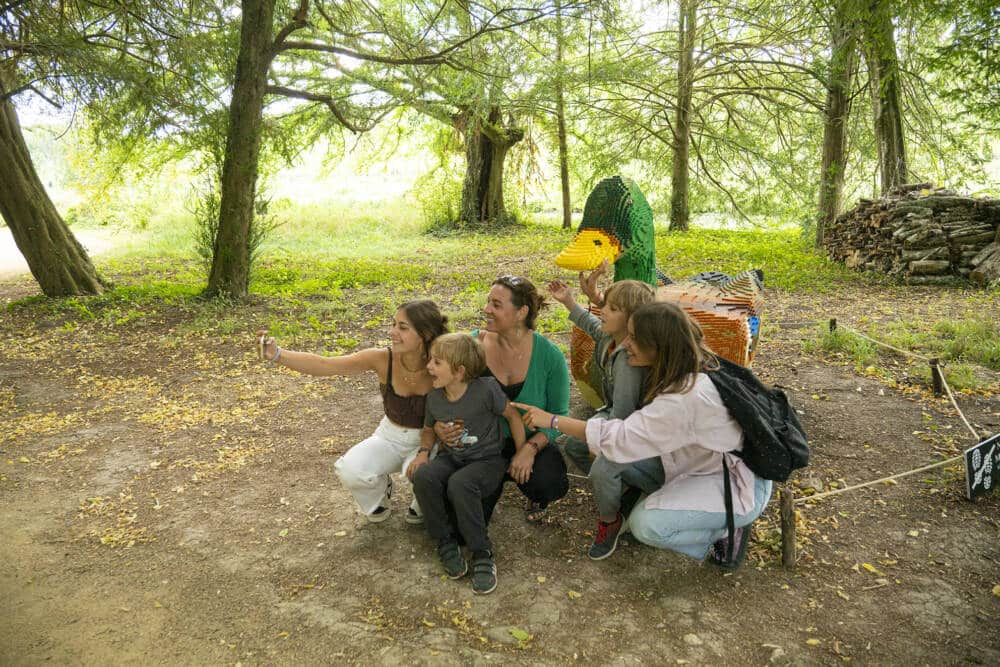 Famille posant devant le canard géant en légo