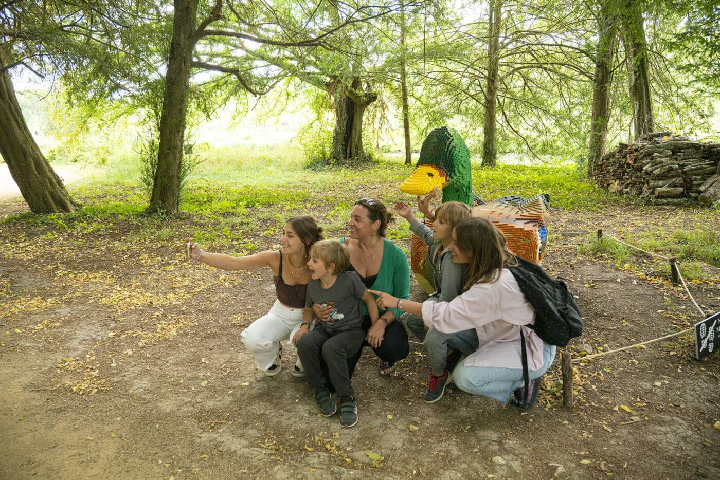 Famille posant devant le canard géant en légo