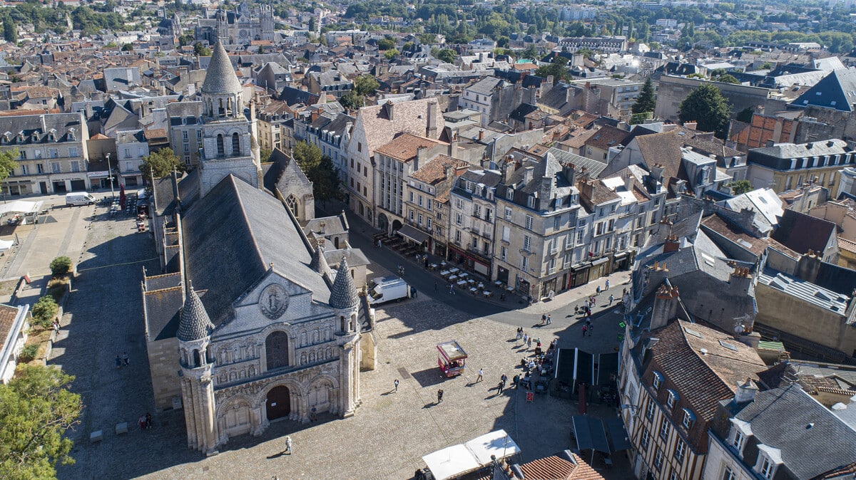 Vue aérienne de l'église Notre-Dame-la-Grande à Poitiers