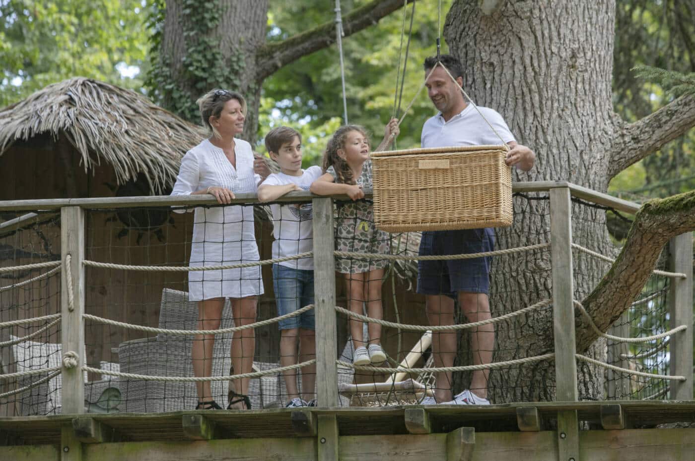 Une famille séjournant dans une cabane dans les arbres au Parc de la Belle