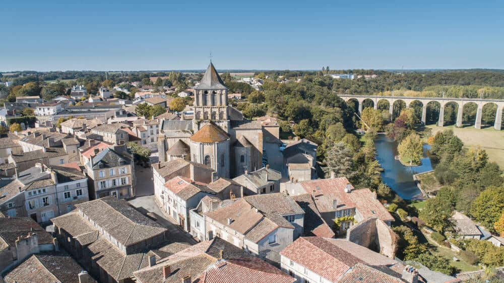 vue aérienne de Lusignan