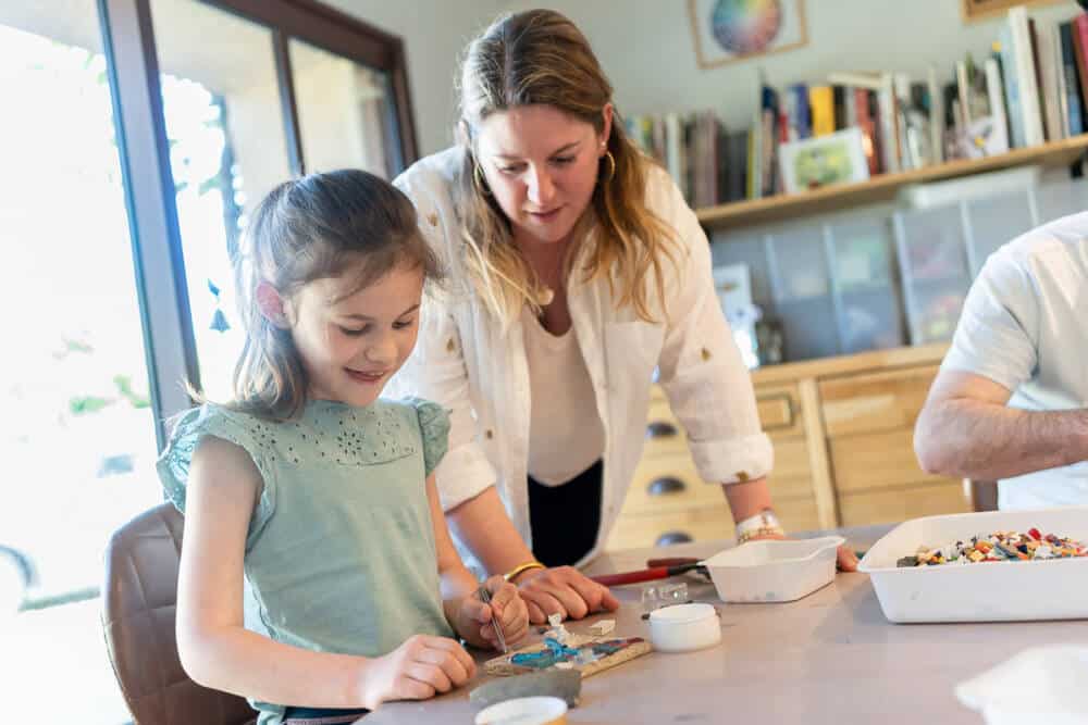 Atelier de mosaïque en famille