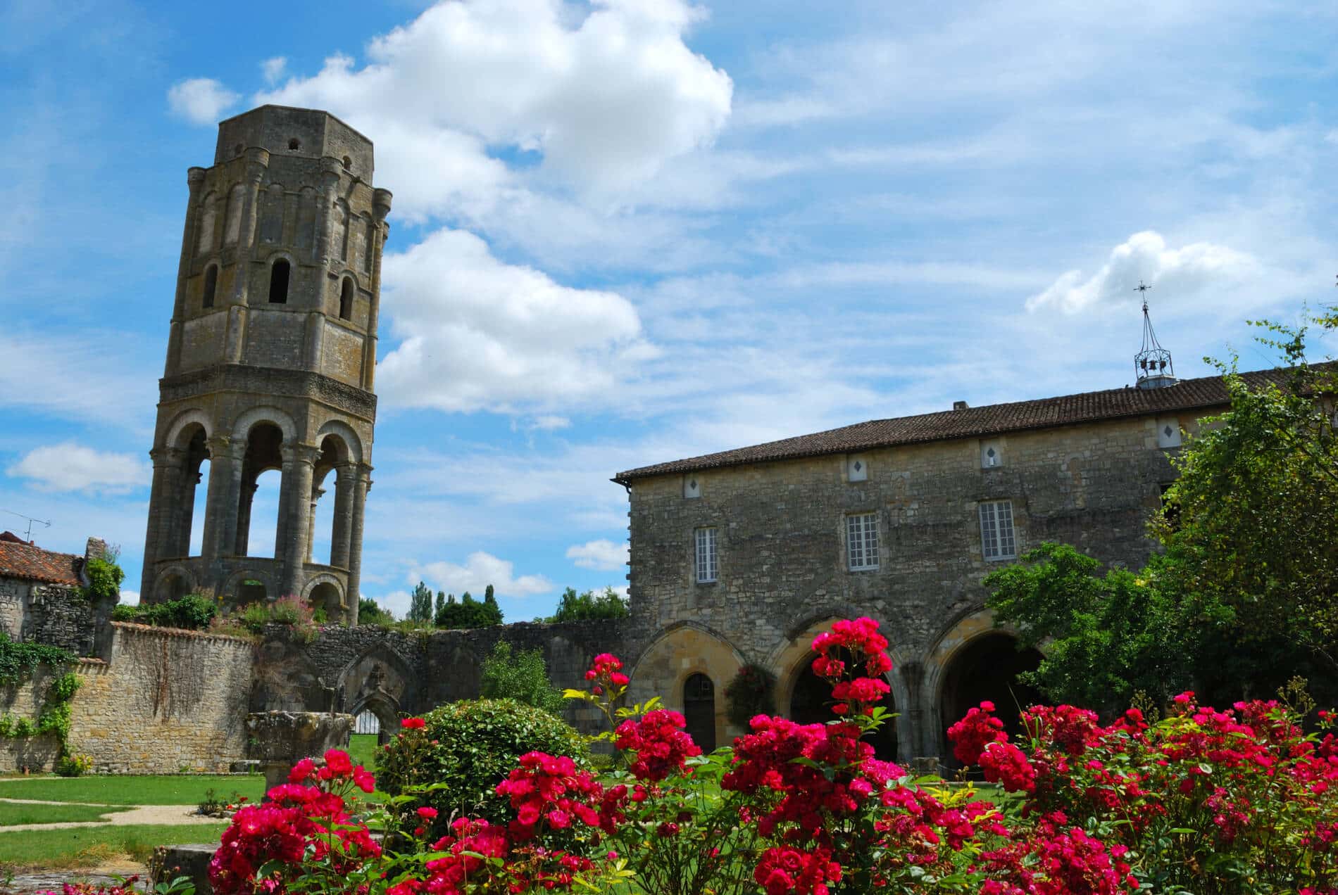 Tour Charlemagne de Charroux