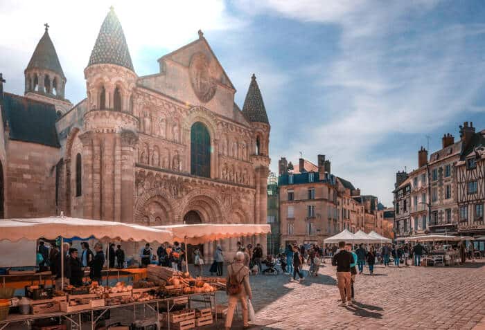 Place du marché à Poitiers