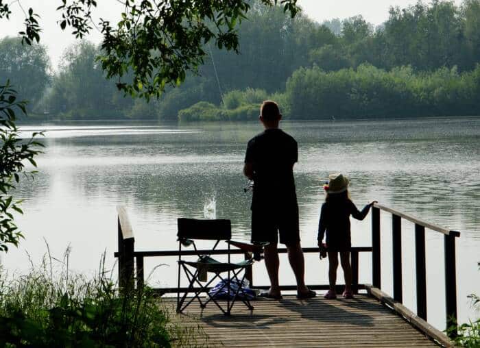 Pêche en famille au bord du lac