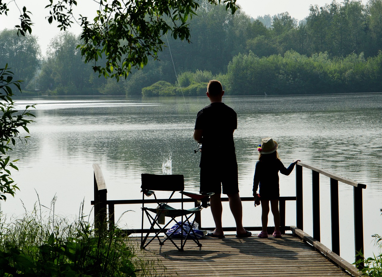Pêche en famille au bord du lac