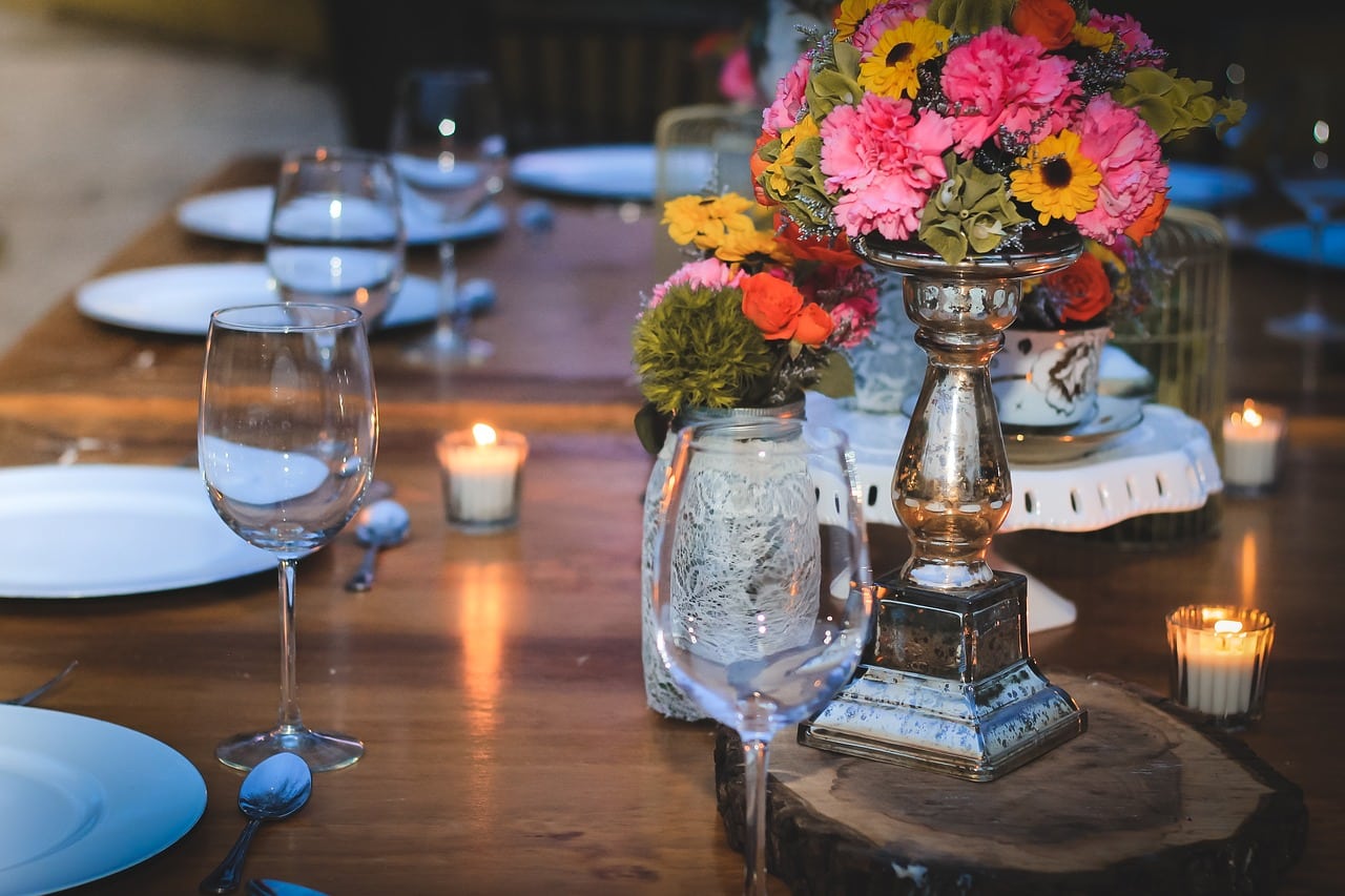 Table avec des fleurs