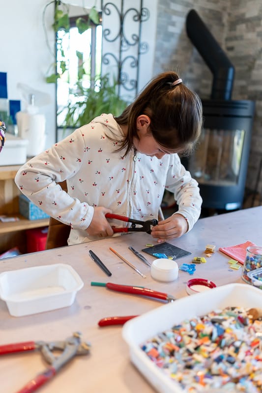 Atelier de mosaïque en famille