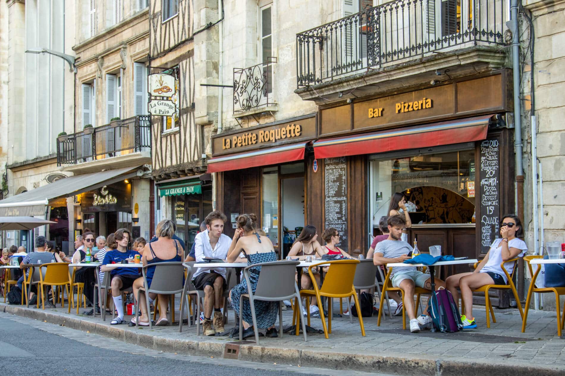 Les terrasses à Poitiers place charles de gaulle