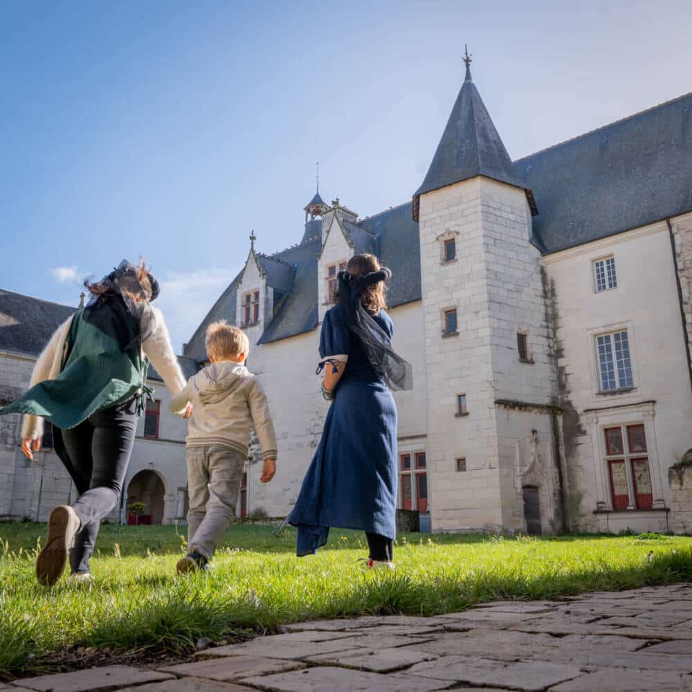 Château de Monts sur Guesnes © Agence Zébrelle