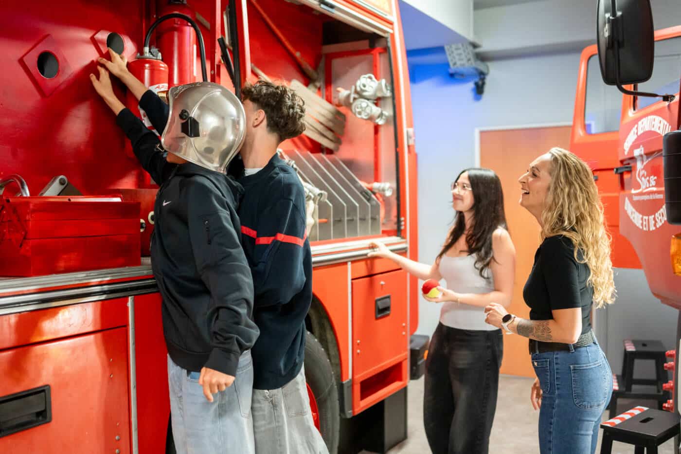 Une famille qui fait l'Expérience Famille Alerte chez les pompiers