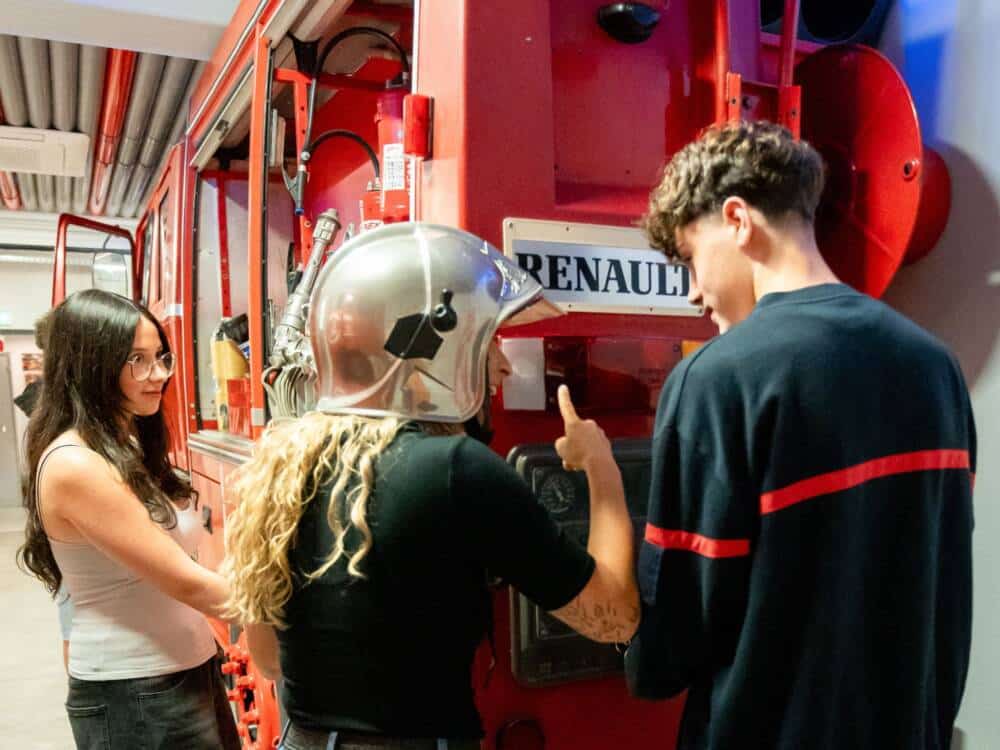 Famille qui participe à l'Expérience Famille Alerte chez les pompiers