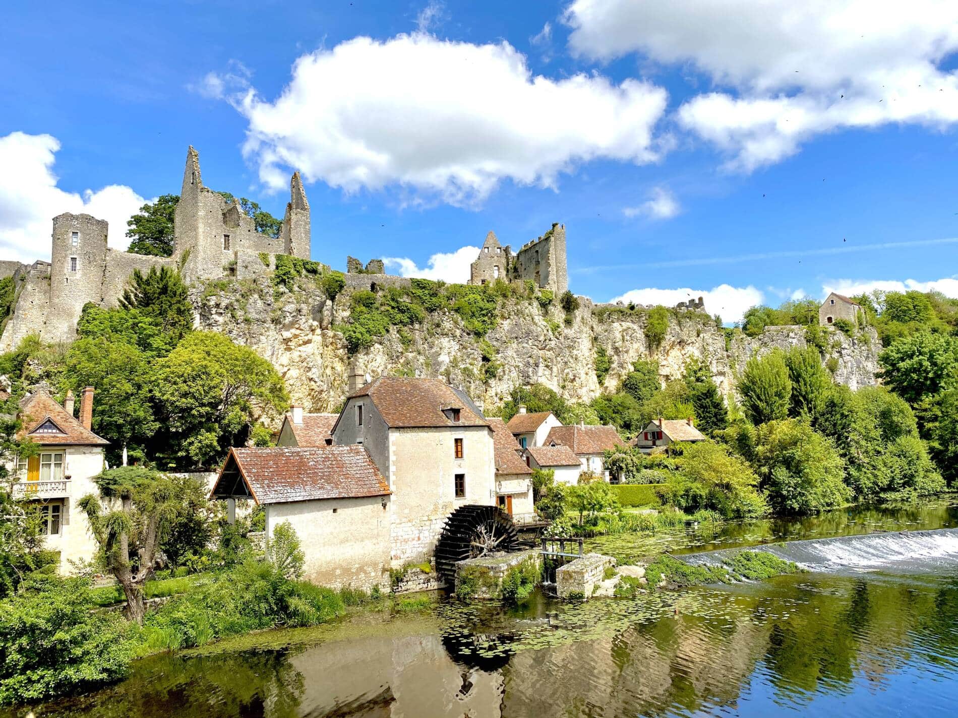 Vue panoramique sur la forteresse d'Angles sur l'Anglin