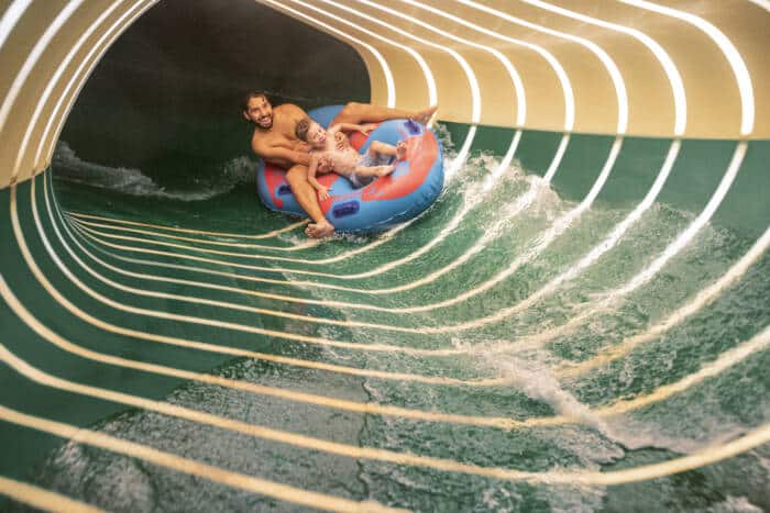 Un père et son fils qui font du toboggan à Center Parcs