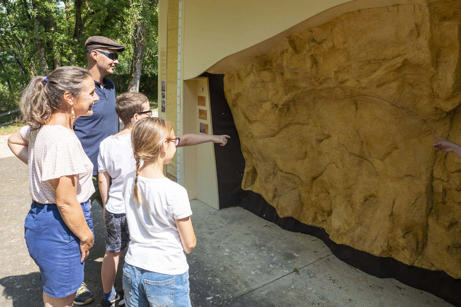 Famille face à la reconstitution de la frise du Roc aux Sorciers