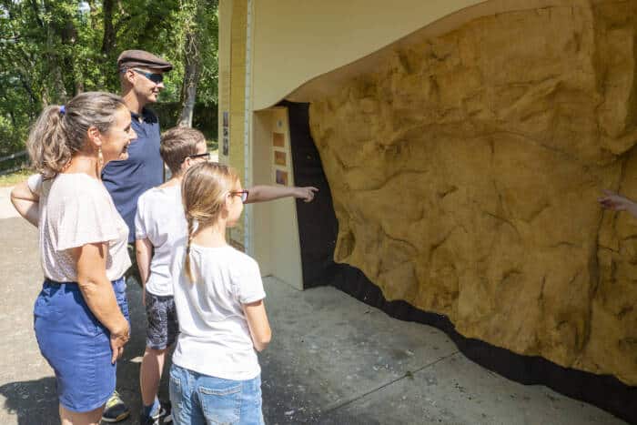 Famille face à la reconstitution de la frise du Roc aux Sorciers