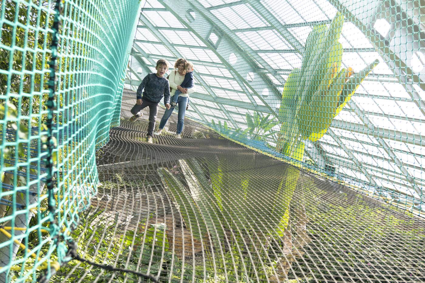 Famille sur le filet au dessus de Terre de Dragons