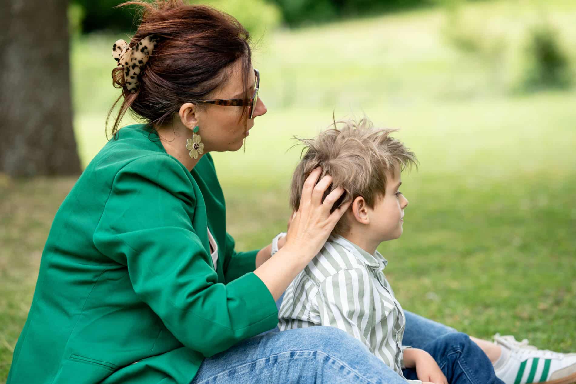 Eine Mutter und ihr Sohn nehmen am Zen- und Tiernachmittag teil.