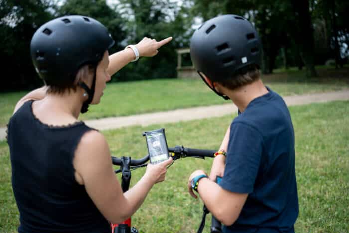 06-rando-jeu-en-trott-in-poitou-web-experiences-famille-2023-amelie.r-photographies-pomme-verte.jpg
