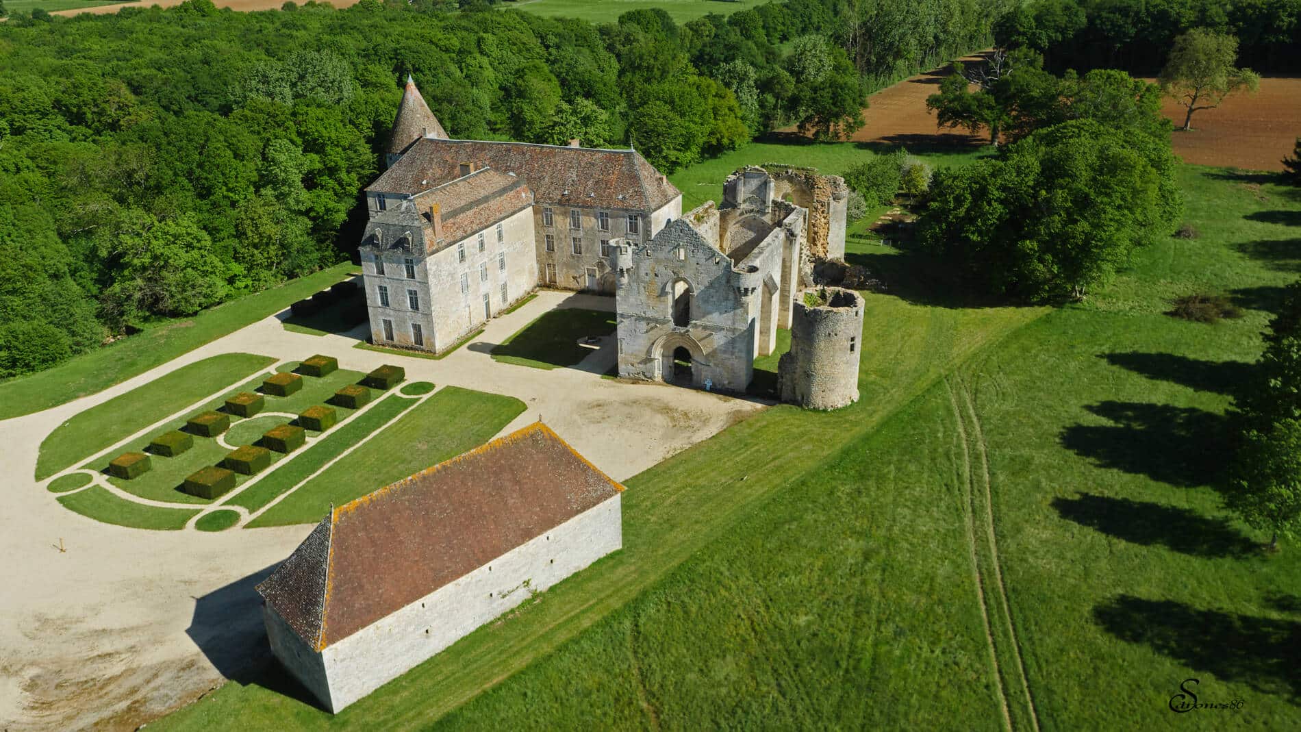 Cap sur la superbe abbaye de la Réau Tourisme en Vienne