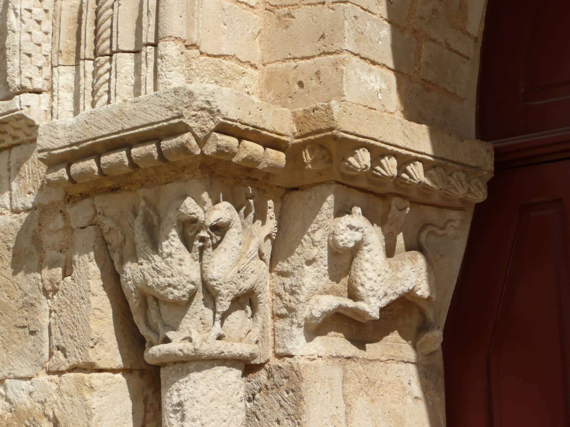 Chapiteau de porche d'église