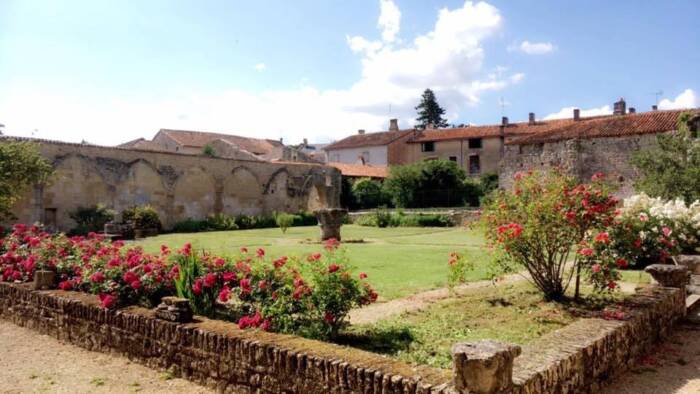 charroux cloister garden - Tourism Vienne